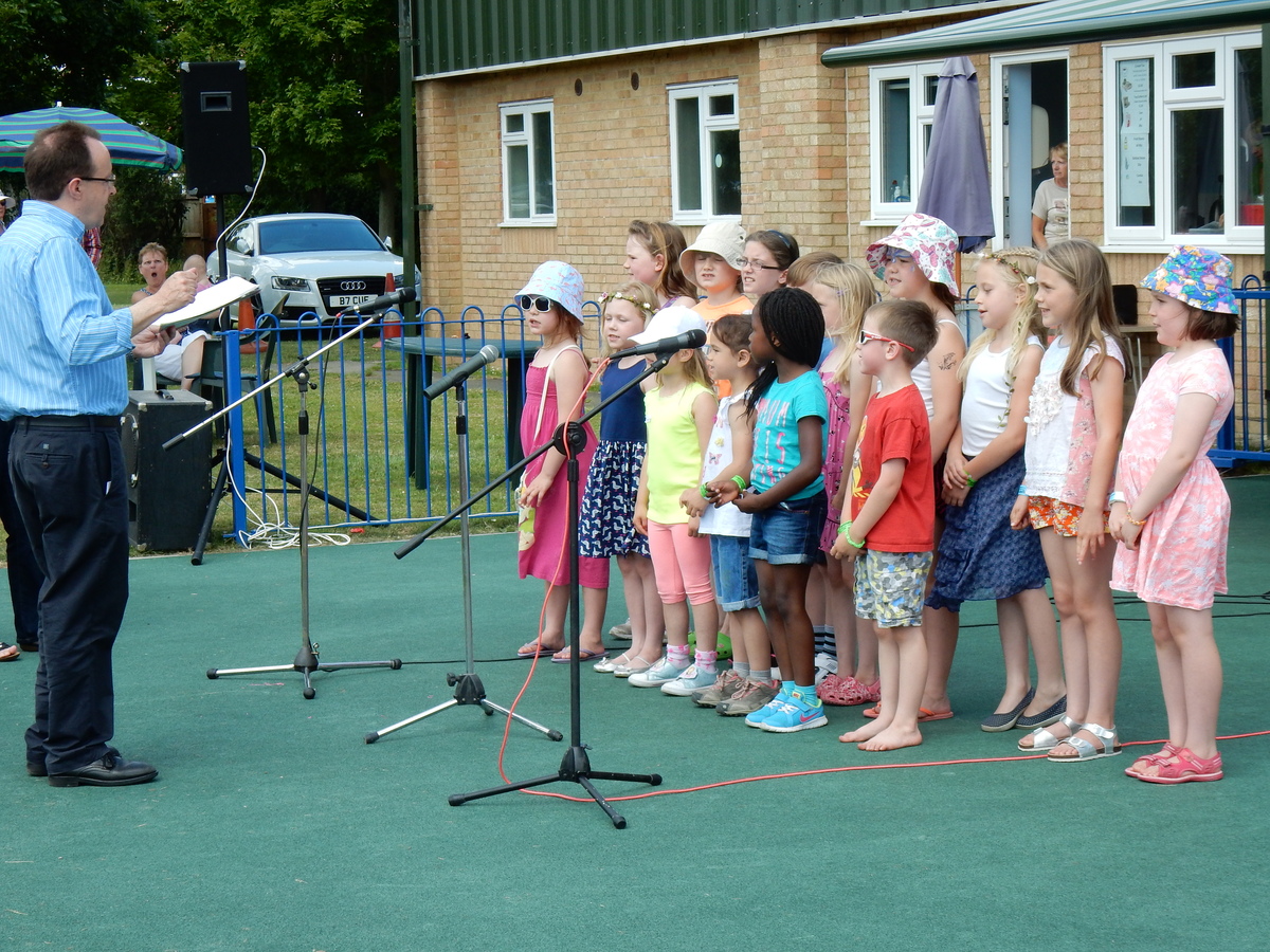 2015 School Choir Entertains